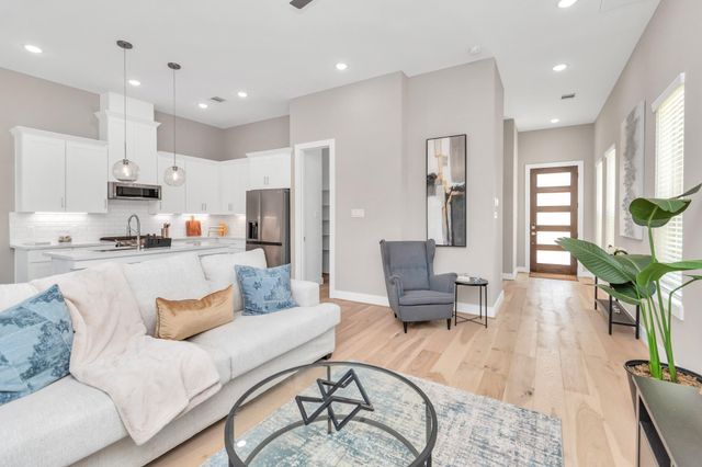 305 Queen Sude Lane, Houston, TX 77091