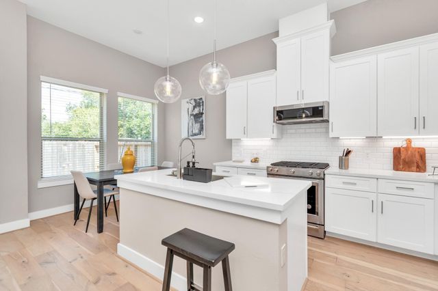 305 Queen Sude Lane, Houston, TX 77091