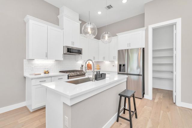 305 Queen Sude Lane, Houston, TX 77091