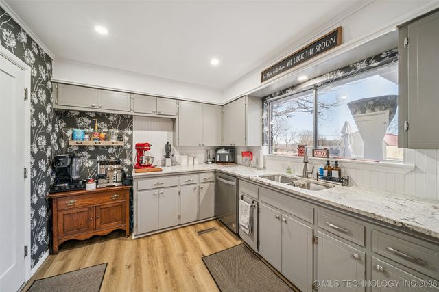 3111 S Saddle Rock Road, Sand Springs, OK 74063