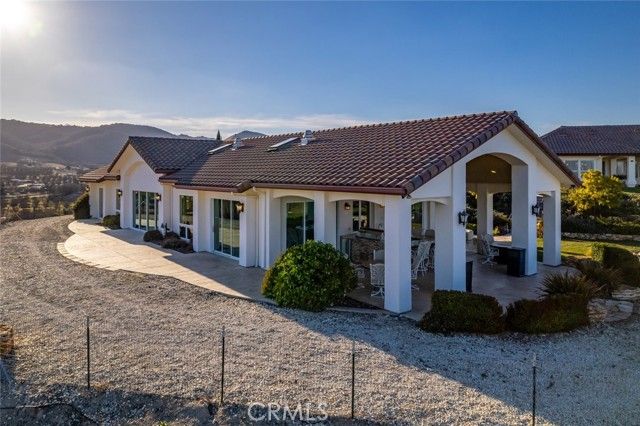5495 Vista Serrano, Paso Robles, CA 93446