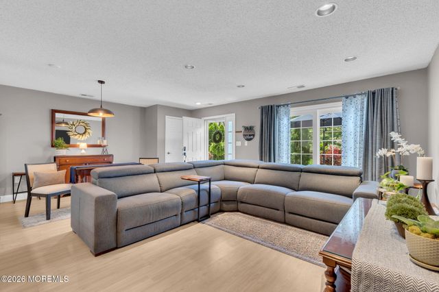 17 Richmond Court, Tinton Falls, NJ 07712