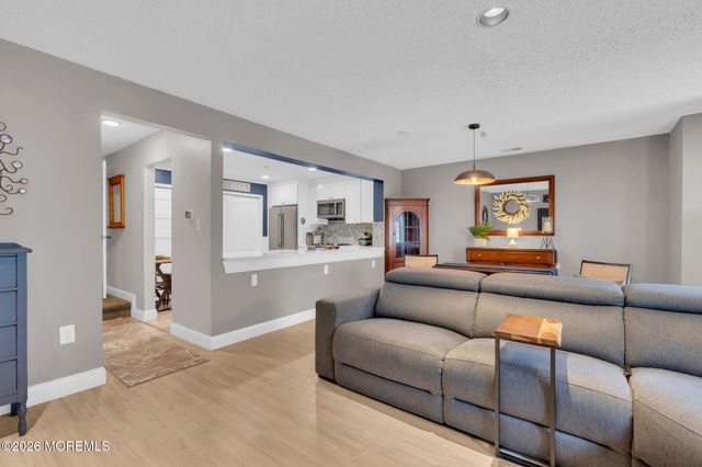 17 Richmond Court, Tinton Falls, NJ 07712