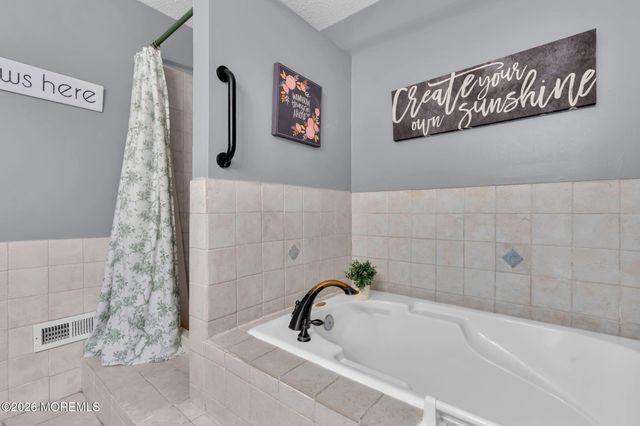 17 Richmond Court, Tinton Falls, NJ 07712