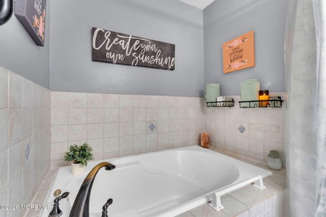 17 Richmond Court, Tinton Falls, NJ 07712