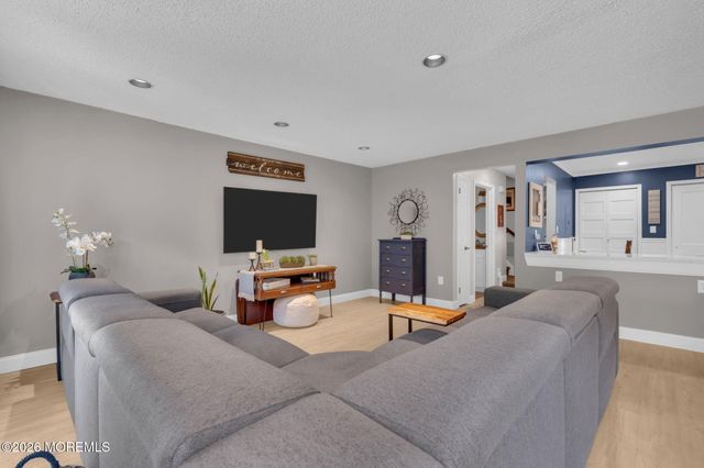 17 Richmond Court, Tinton Falls, NJ 07712