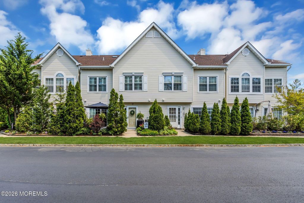 17 Richmond Court, Tinton Falls, NJ 07712