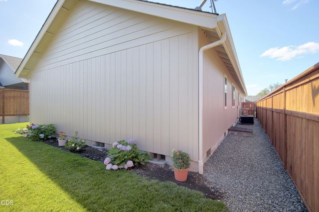 2036 SW Truman Way, Grants Pass, OR 97526