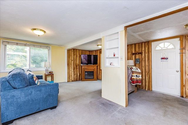 9 Beaver Lake Road, Derry, NH 03038