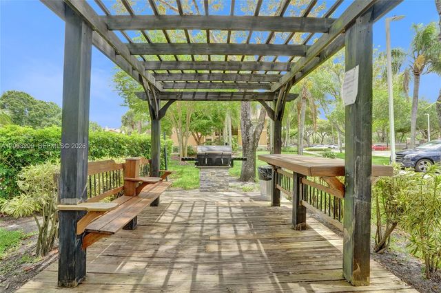 8721 Wiles Rd 101, Coral Springs, FL 33067