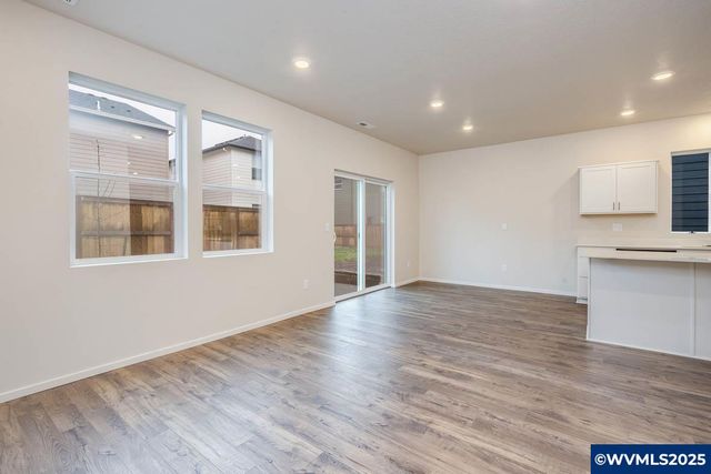 356 Greencrest St NE, Salem, OR 97301