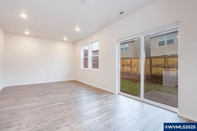 356 Greencrest St NE, Salem, OR 97301