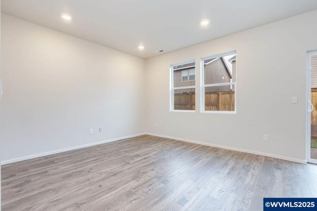 356 Greencrest St NE, Salem, OR 97301