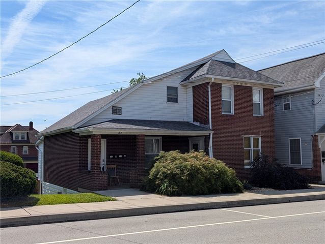 32 S 3rd St, Youngwood, PA 15697