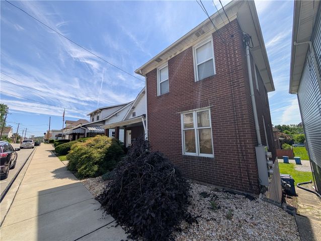 32 S 3rd St, Youngwood, PA 15697