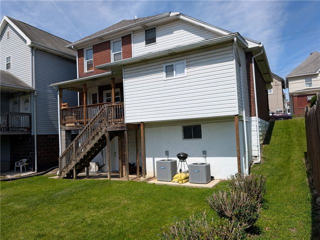 32 S 3rd St, Youngwood, PA 15697