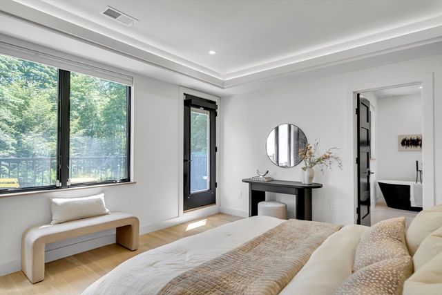 1242 Beacon St 1242, Newton, MA 02468
