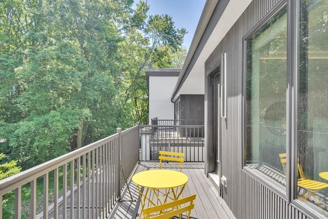 1242 Beacon St 1242, Newton, MA 02468