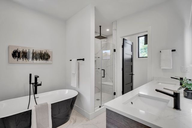 1242 Beacon St 1242, Newton, MA 02468