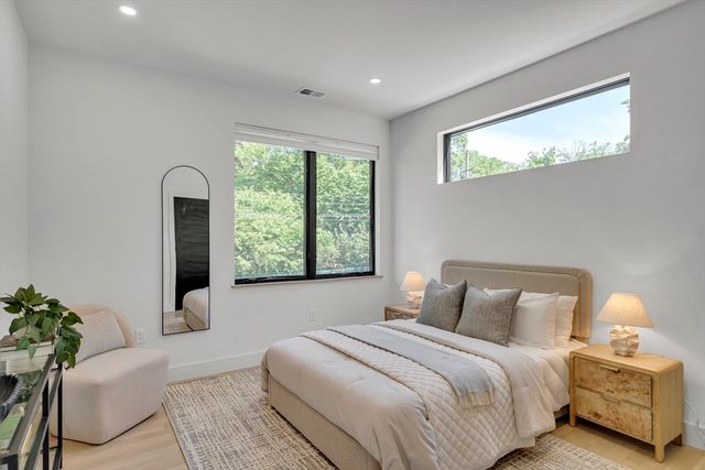 1242 Beacon St 1242, Newton, MA 02468