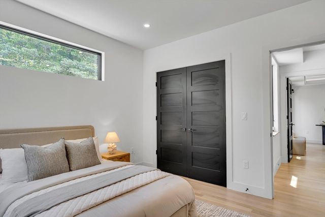 1242 Beacon St 1242, Newton, MA 02468