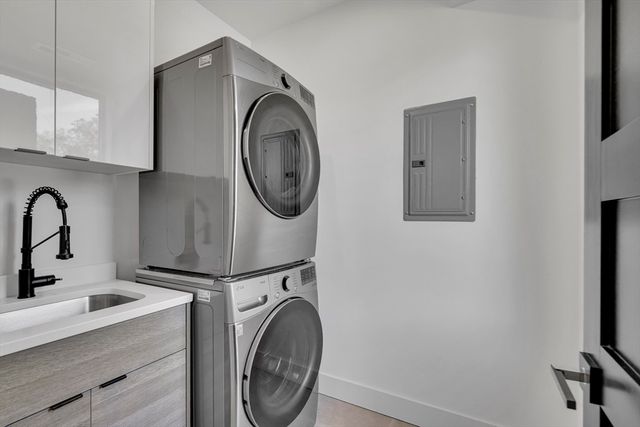 1242 Beacon St 1242, Newton, MA 02468
