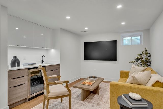 1242 Beacon St 1242, Newton, MA 02468