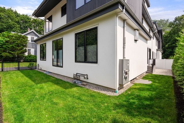1242 Beacon St 1242, Newton, MA 02468