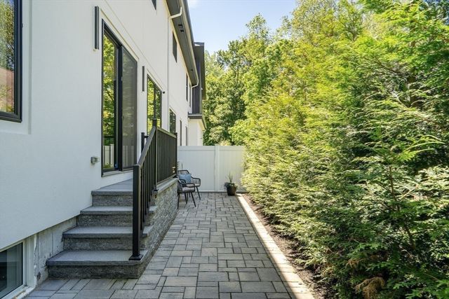 1242 Beacon St 1242, Newton, MA 02468