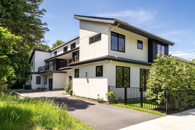 1242 Beacon St 1242, Newton, MA 02468