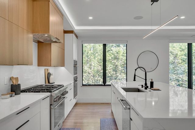1242 Beacon St 1242, Newton, MA 02468