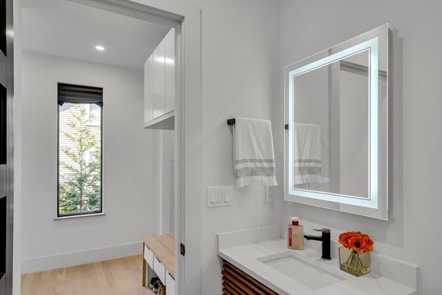 1242 Beacon St 1242, Newton, MA 02468