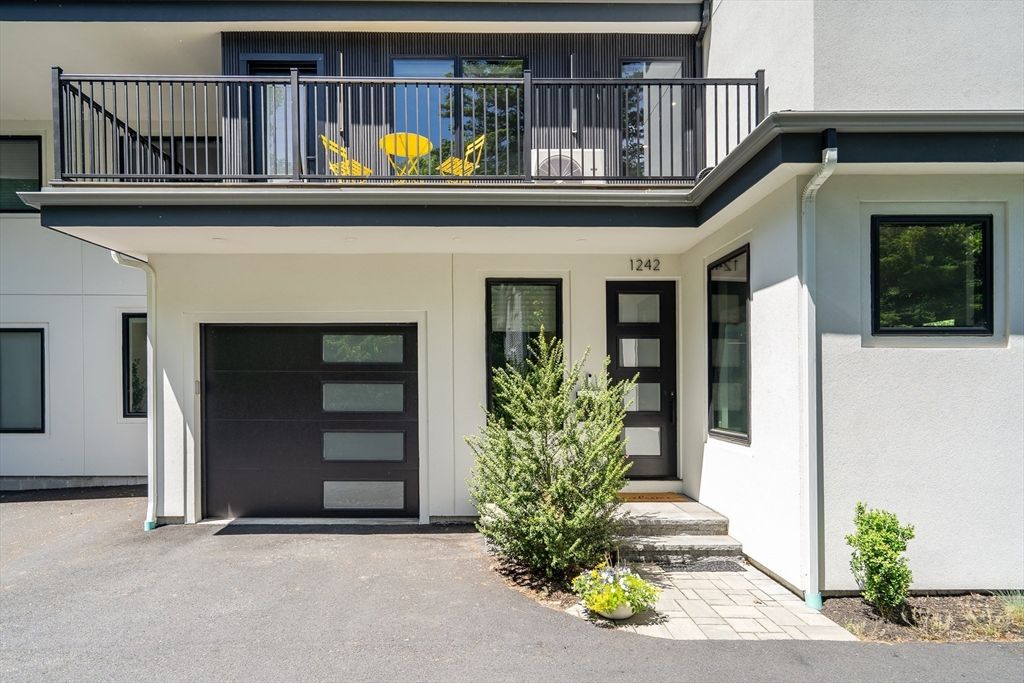 1242 Beacon St 1242, Newton, MA 02468