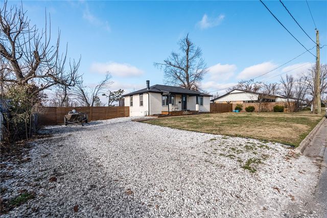 908 9th Street, Rogers, AR 72756