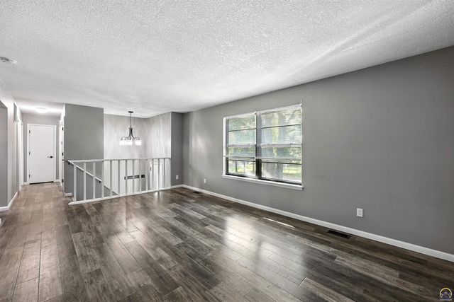 2706 NE 37th TER, Topeka, KS 66617