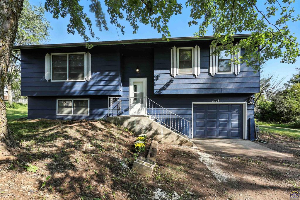 2706 NE 37th TER, Topeka, KS 66617