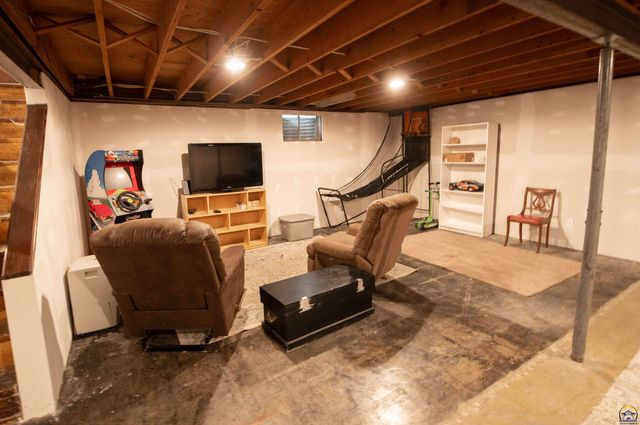 3641 NE Kincaid RD, Topeka, KS 66617