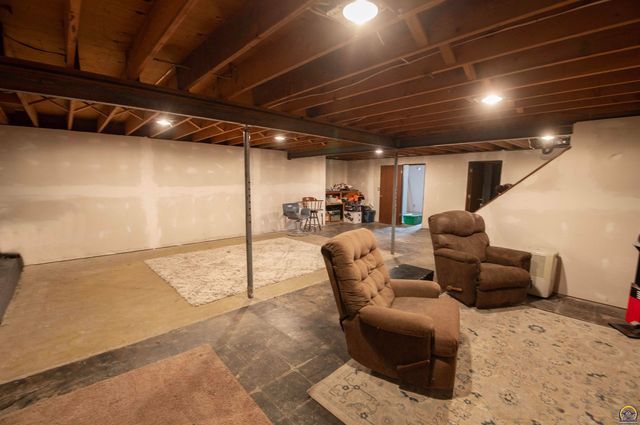 3641 NE Kincaid RD, Topeka, KS 66617