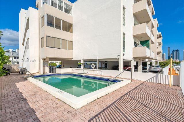 3716 NE 168th St 302, North Miami Beach, FL 33160