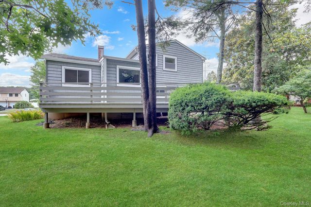 135 Atlantic Place, Hauppauge, NY 11788