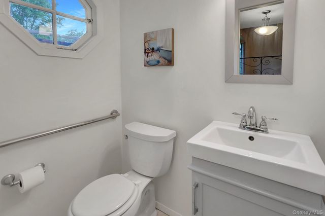 135 Atlantic Place, Hauppauge, NY 11788