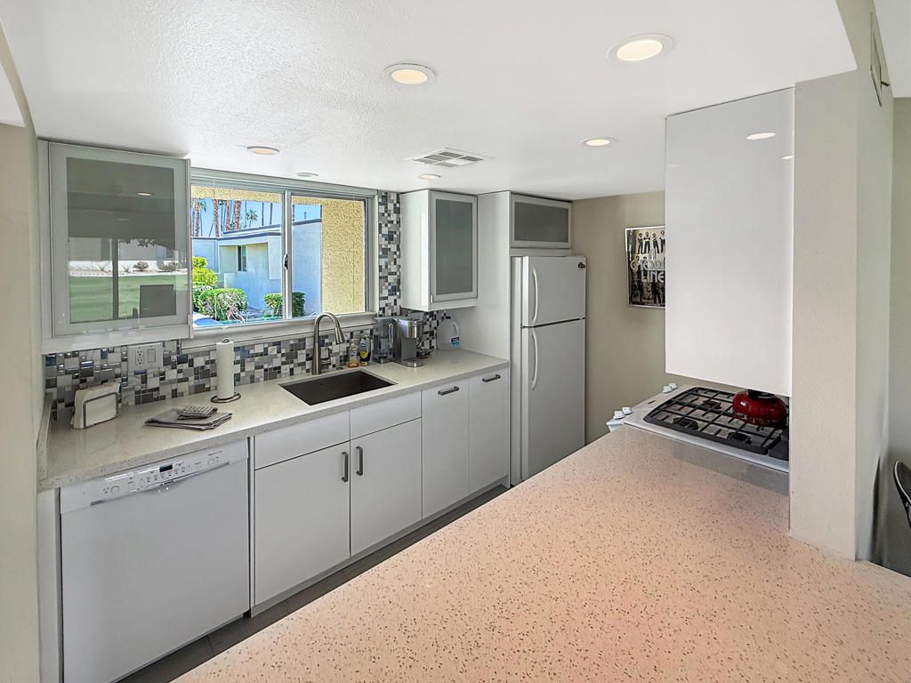 1881 S Araby Drive 16, Palm Springs, CA 92264