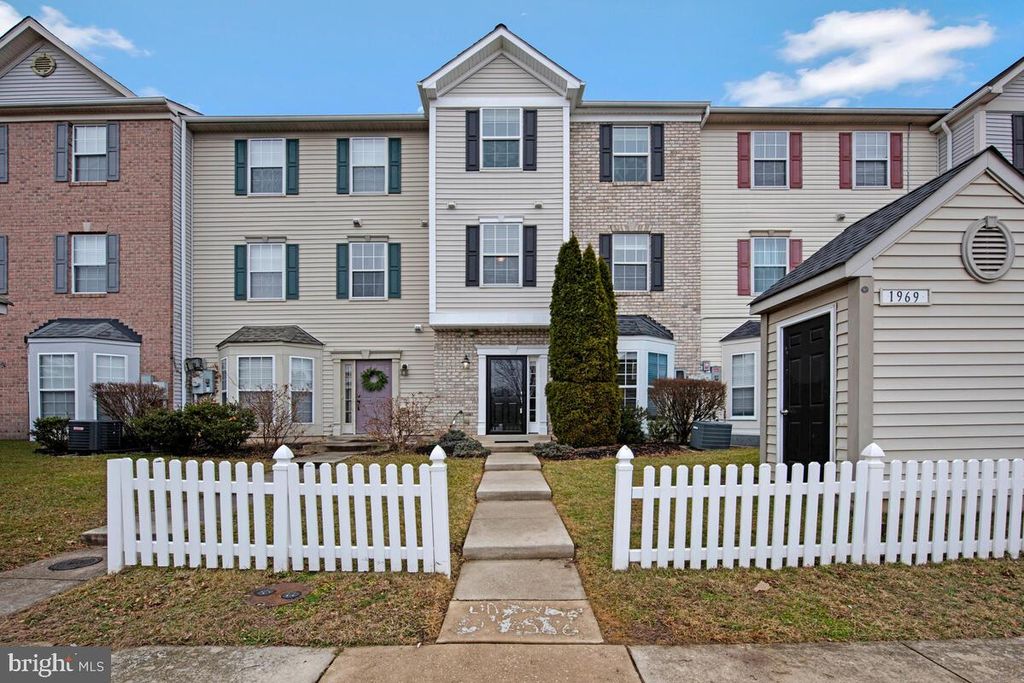 Image 2 of property listing at 1969 BUCKWHEAT CT, Odenton, MD 21113