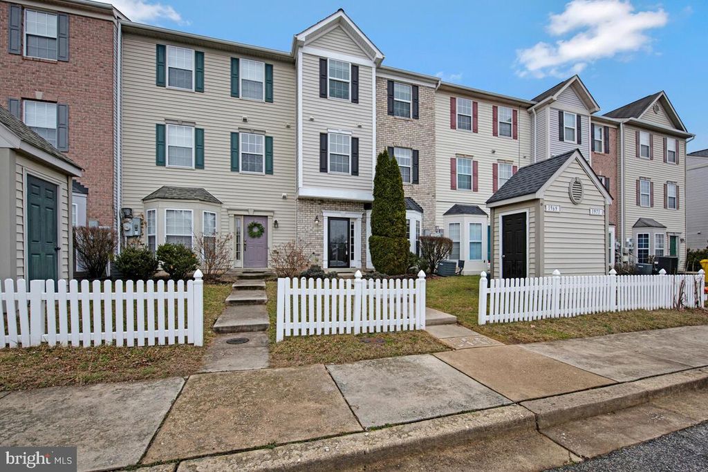 Image 4 of property listing at 1969 BUCKWHEAT CT, Odenton, MD 21113