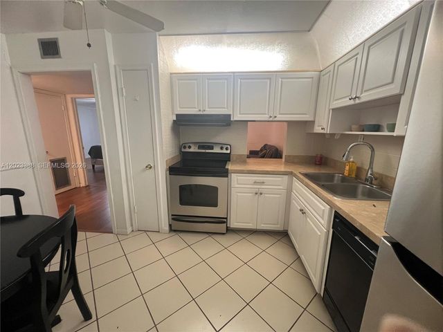 2060 NW 48th Ter 103, Lauderhill, FL 33313