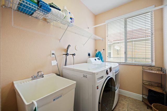 8445 Phoenician Court, Davie, FL 33328