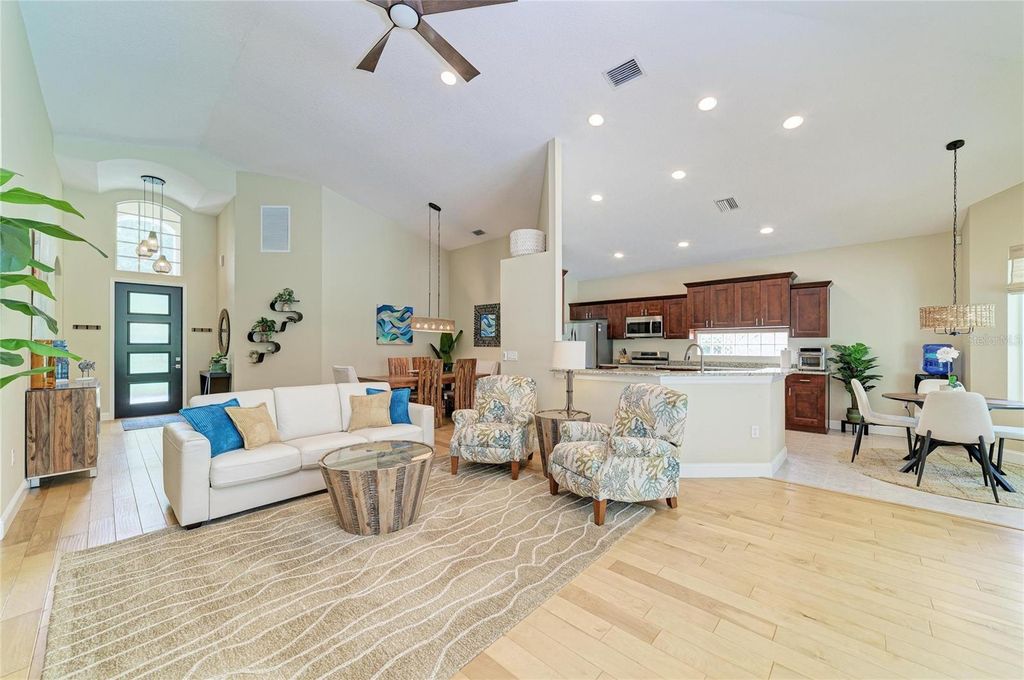 Image 11 of property listing at 6690 TAILFEATHER WAY, Bradenton, FL 34203