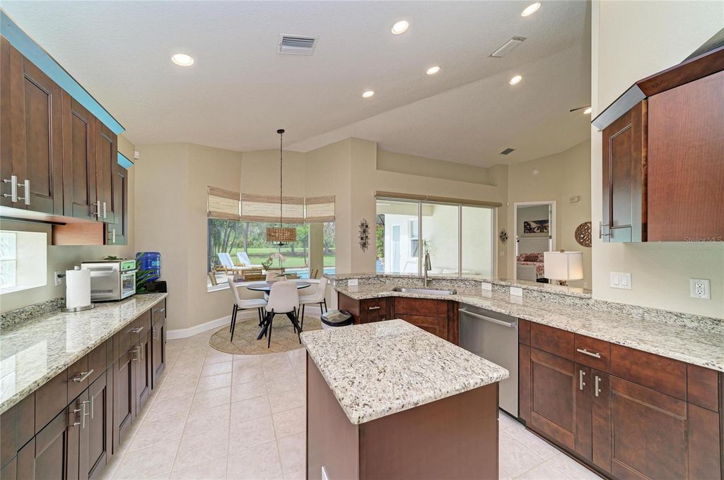 Image 13 of property listing at 6690 TAILFEATHER WAY, Bradenton, FL 34203