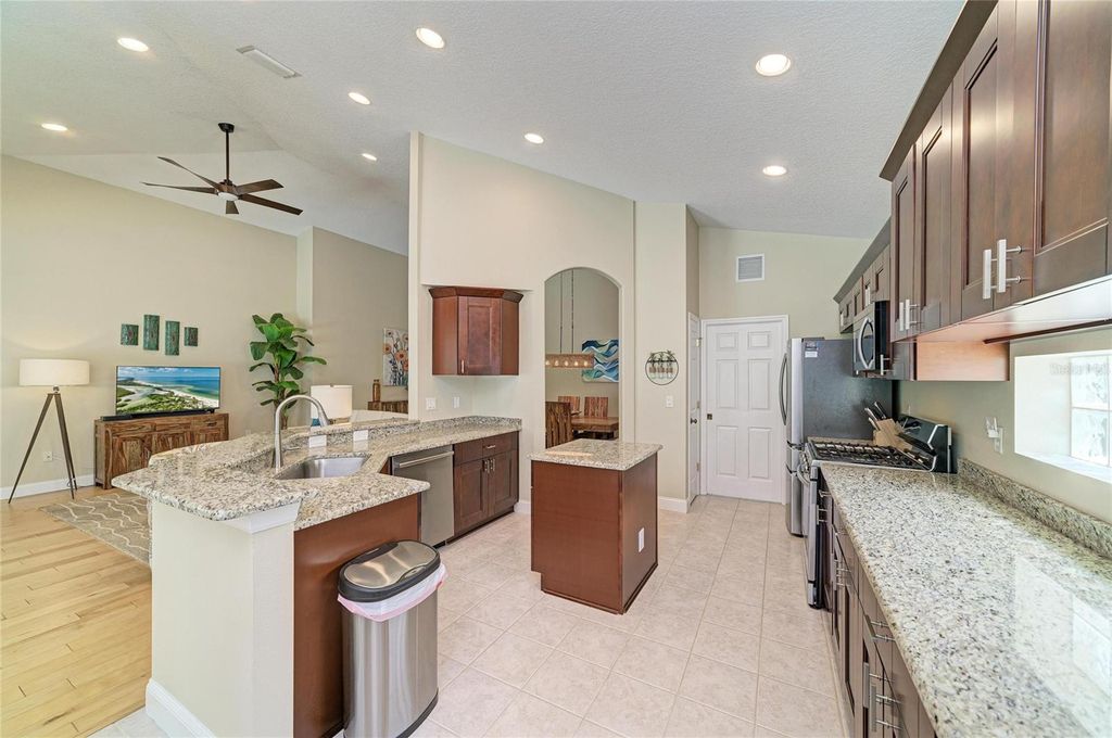 Image 14 of property listing at 6690 TAILFEATHER WAY, Bradenton, FL 34203