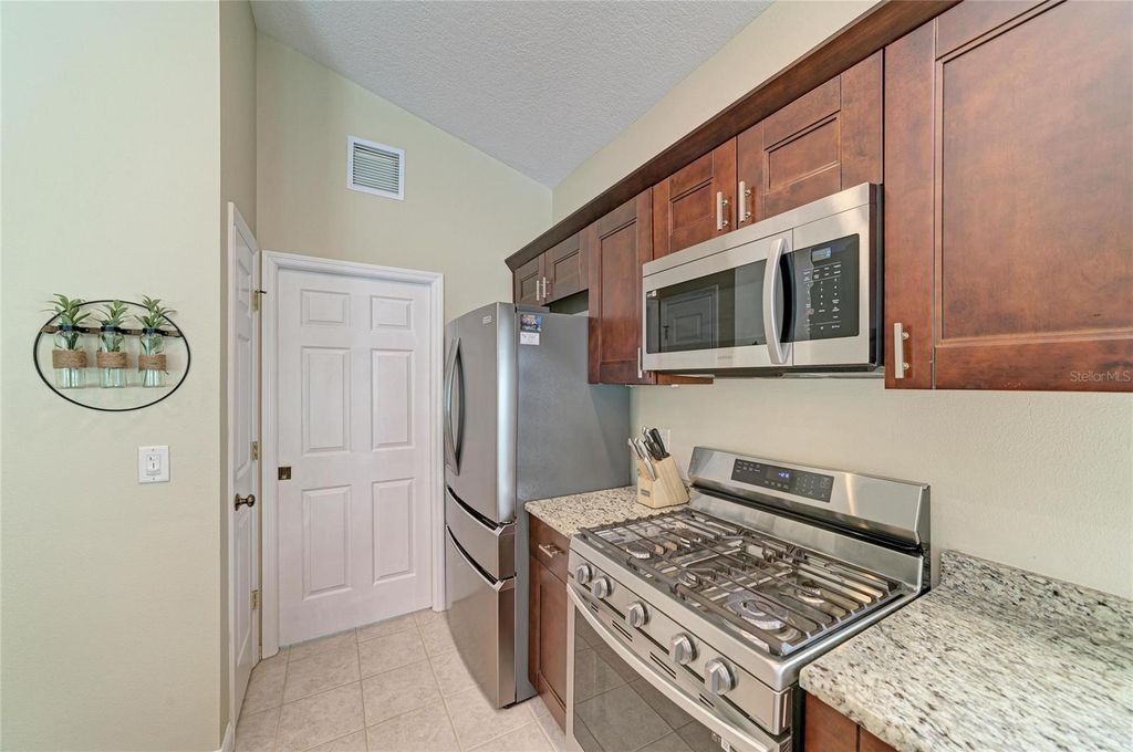 Image 16 of property listing at 6690 TAILFEATHER WAY, Bradenton, FL 34203